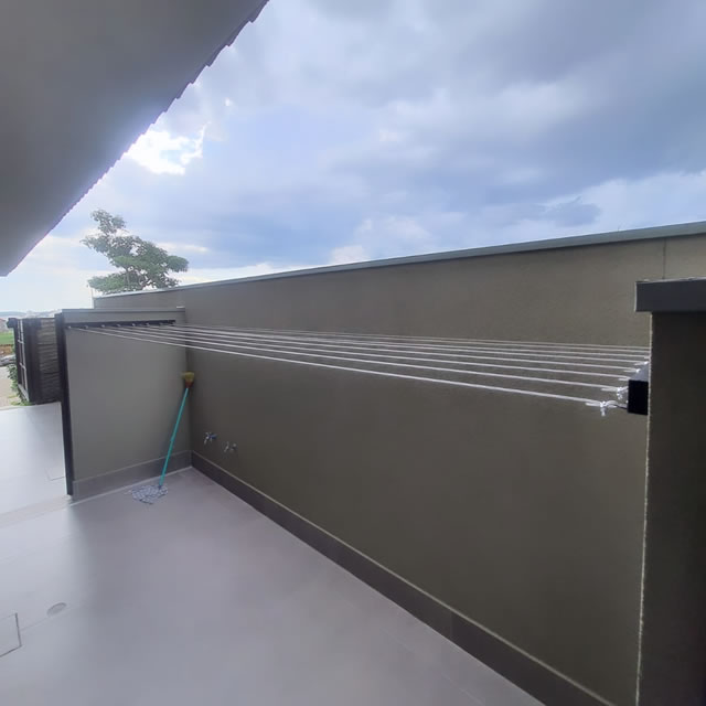 Varal de parede, muro a muro